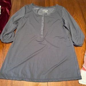 Latched Mama Snap front Grey 3/4 sleeve lounge nursing shirt. Medium